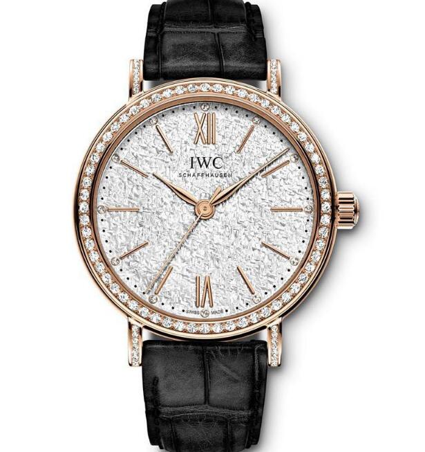 The diamonds paved on the bezel add the feminine touch to the model.