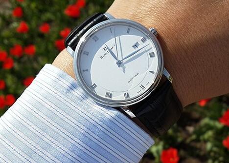 With the understated appearance, the timepiece will make the wearers very gentle.
