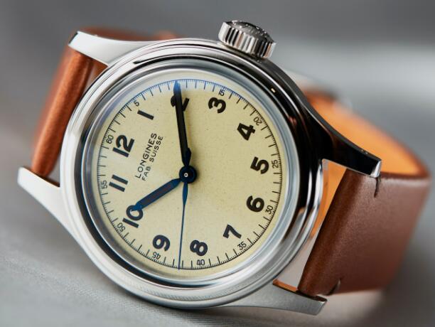 The beige dial sports a distinctive look of retro style.