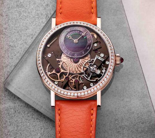 The diamonds paved on the bezel add the feminine touch to the model.