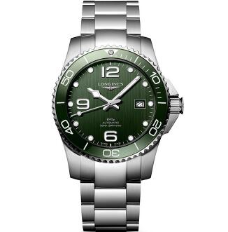 The oversized Arabic numerals hour markers ensure the good readability.
