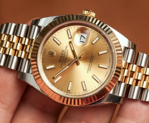 The gold and steel case makes the best fake Rolex more luxurious.