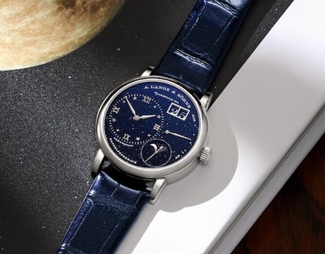 The Swiss fake watches are harmonious with blue color for the dials and straps.